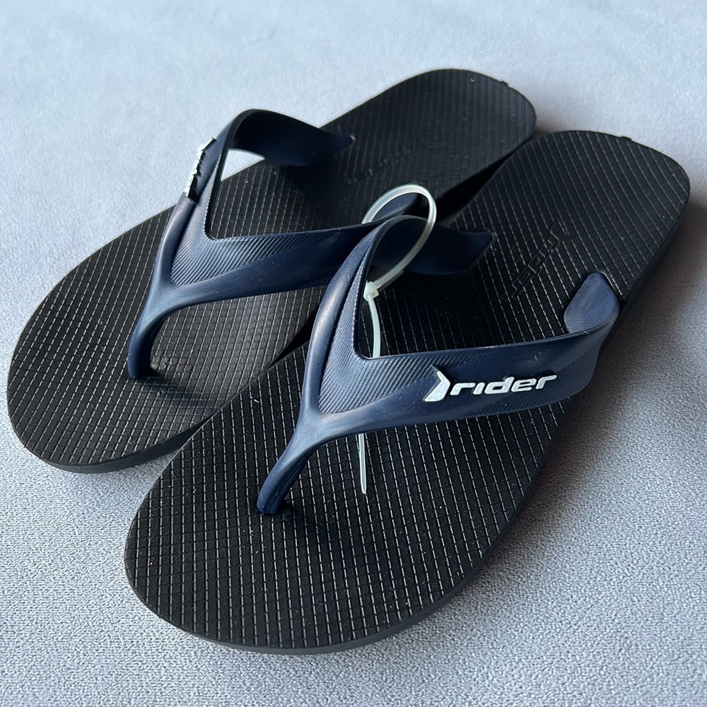 Rider ~ Flip Flops ~ Kids Size 4